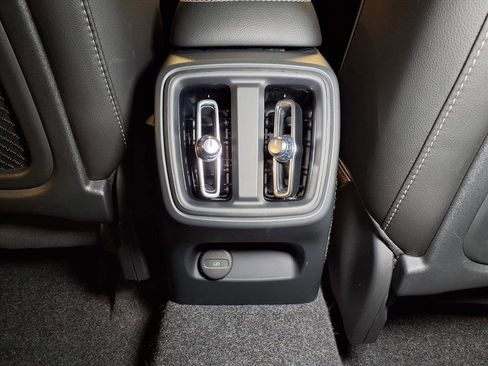 Used 2025 Volvo XC40 B5 Plus image 16