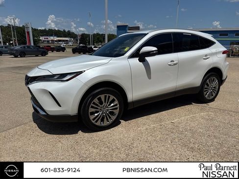 Used 2023 Toyota Venza XLE AWD/4WD image 2