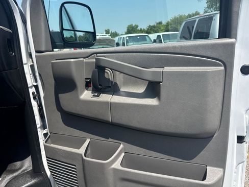 Used 2017 Chevrolet Express 2500 Extended RWD image 18
