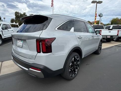 Used 2025 Kia Sorento EX w/ Panoramic Sunroof Package AWD/4WD image 4