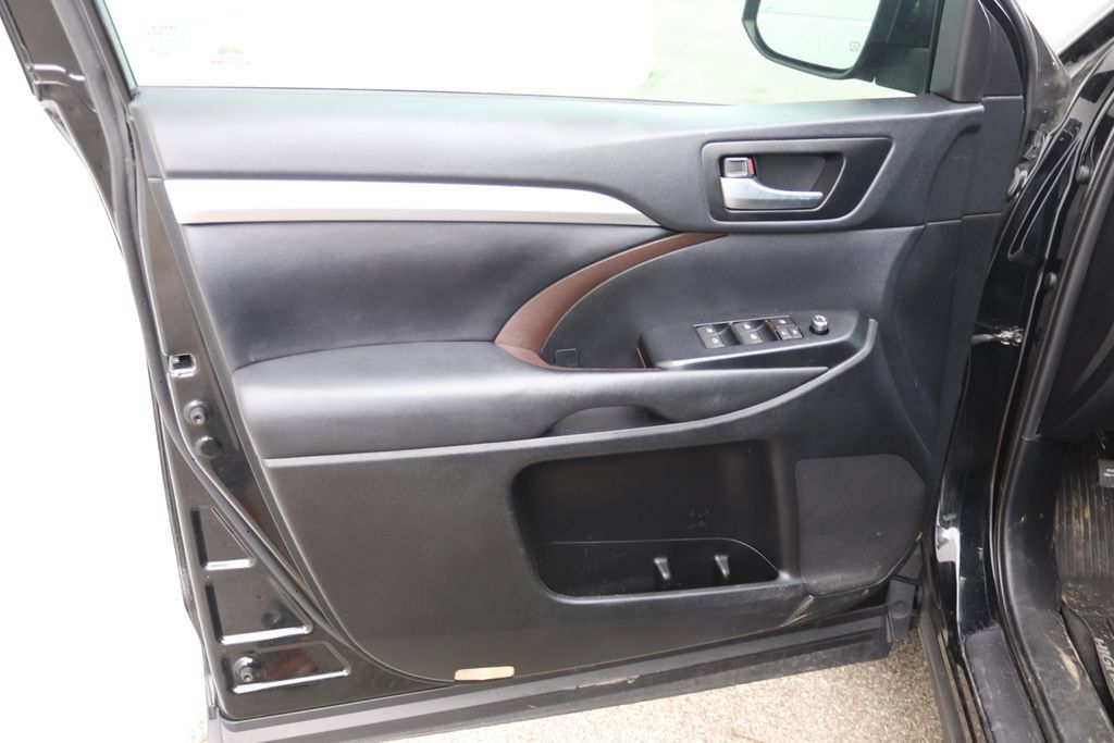 Used 2019 Toyota Highlander XLE AWD/4WD image 26