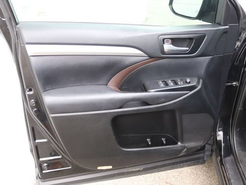 Used 2019 Toyota Highlander XLE AWD/4WD image 26