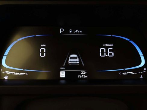 Certified 2025 Hyundai Elantra Sport image 33