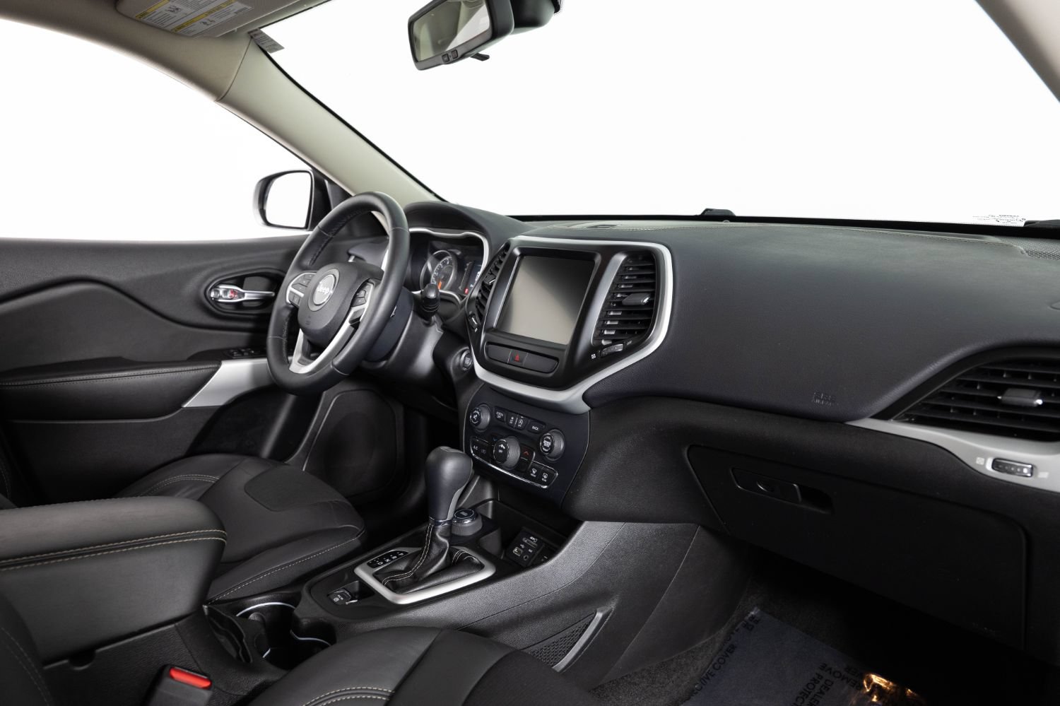Used 2018 Jeep Cherokee Latitude Plus w/ Cold Weather Group AWD/4WD image 26