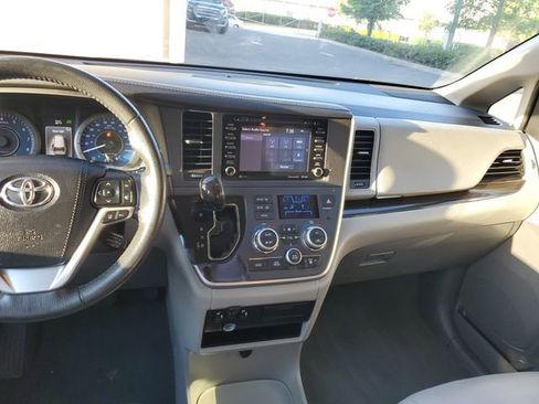 Used 2020 Toyota Sienna XLE FWD image 14