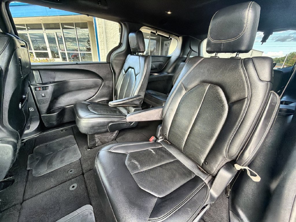 Used 2020 Chrysler Pacifica Touring-L Plus w/ Advanced Safetytec Group FWD image 22