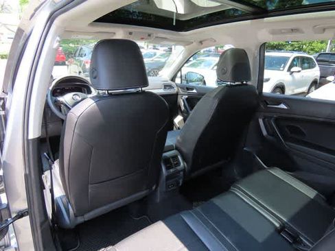 Used 2021 Volkswagen Tiguan SEL AWD/4WD image 14