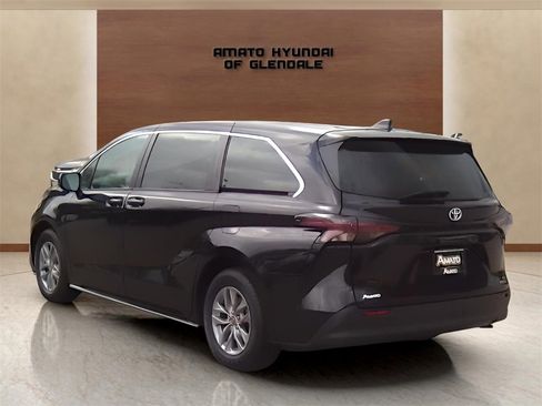 Used 2023 Toyota Sienna LE image 4