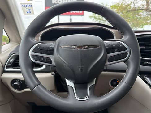 Used 2023 Chrysler Voyager LX FWD image 23