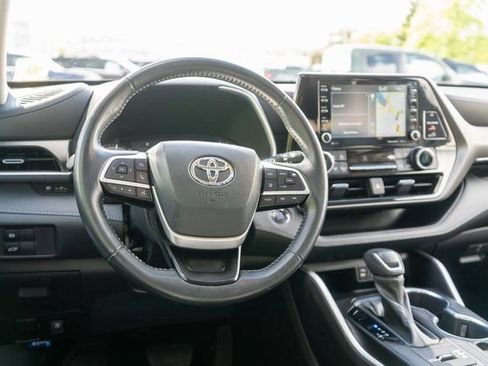 Used 2022 Toyota Highlander XLE AWD/4WD image 16