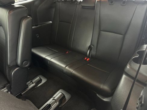 Used 2024 Toyota Highlander XLE FWD image 14