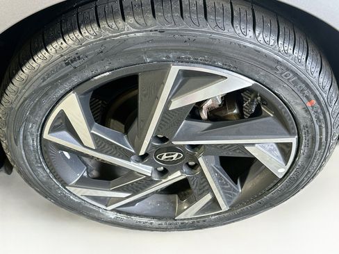 Used 2025 Hyundai Elantra Limited FWD image 11