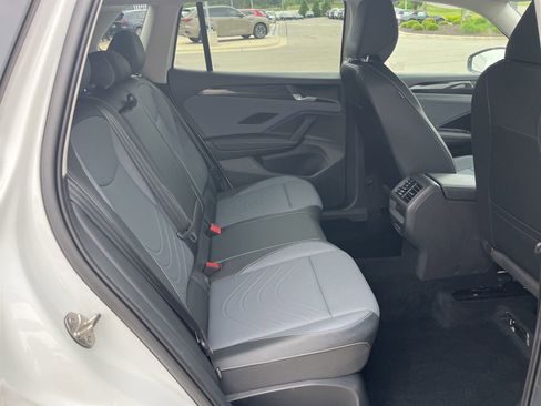 Certified 2025 Volkswagen Tiguan SE AWD/4WD image 32