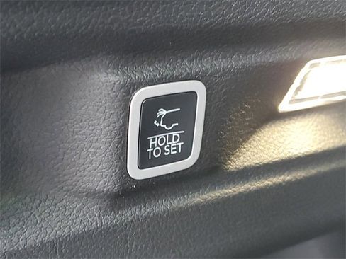 New 2025 Jeep Grand Cherokee L Altitude image 9