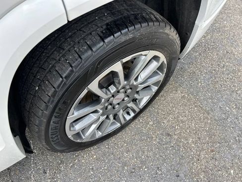 Used 2021 GMC Acadia Denali w/ Denali Ultimate Package AWD/4WD image 20