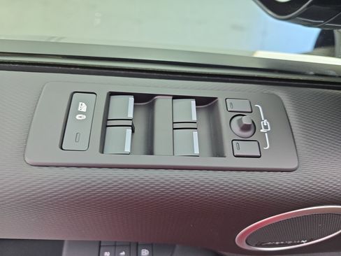 Used 2025 Land Rover Discovery Dynamic SE image 27