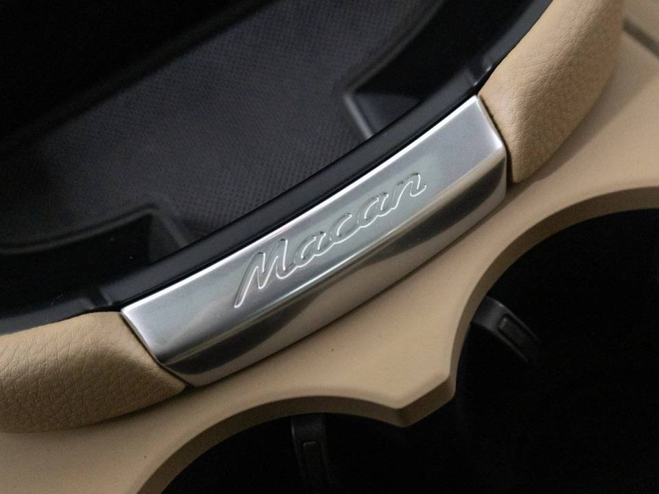 Certified 2026 Porsche Macan AWD/4WD image 8