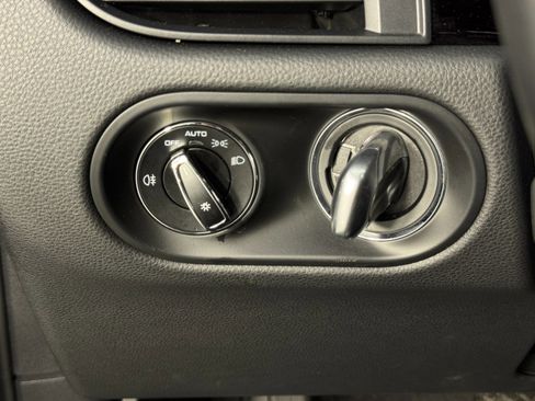 Used 2023 Porsche Macan w/ Premium Package Plus image 19