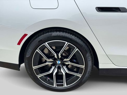 Certified 2025 BMW 760i xDrive 760i xDrive w/ Premium Package image 9