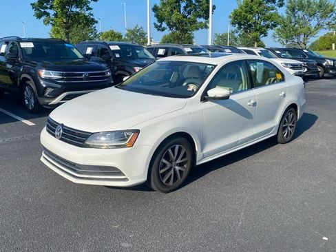 Used 2017 Volkswagen Jetta SE FWD image 2