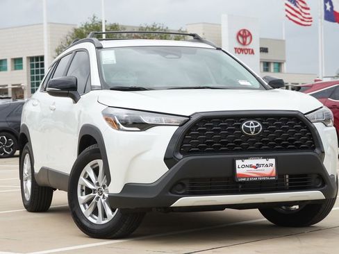 Used 2025 Toyota Corolla Cross LE FWD image 2