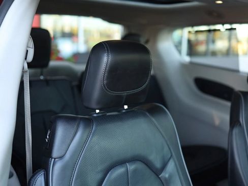 Used 2019 Chrysler Pacifica Limited FWD image 46