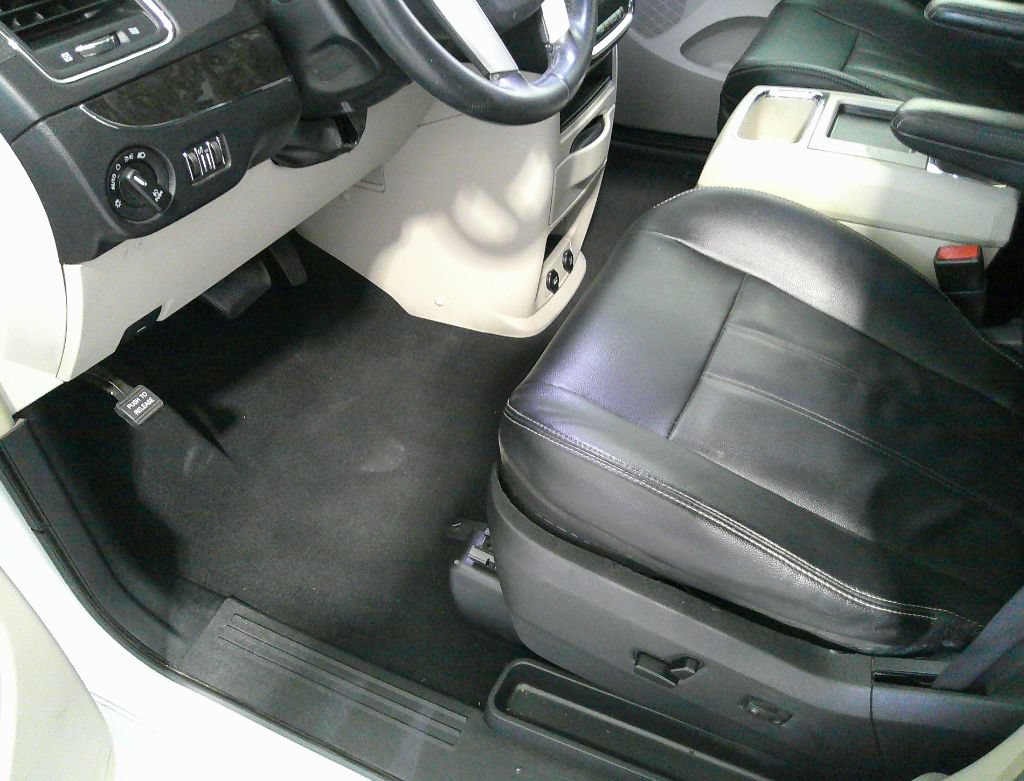 Used 2014 Chrysler Town & Country Touring FWD image 16