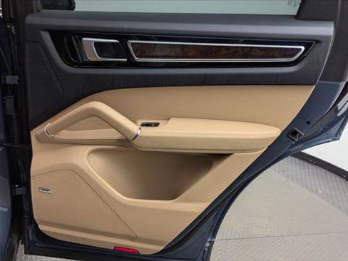 Used 2019 Porsche Cayenne w/ Premium Package image 19