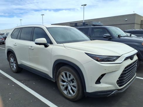 Used 2024 Toyota Grand Highlander FWD image 2