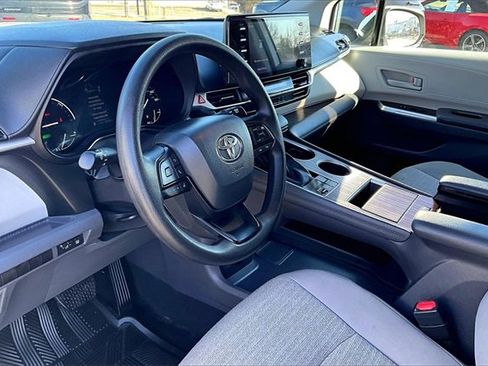 Used 2024 Toyota Sienna LE image 11