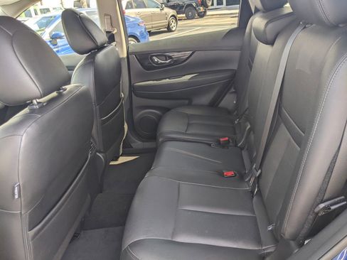 Used 2018 Nissan Rogue SL w/ Premium Package image 12