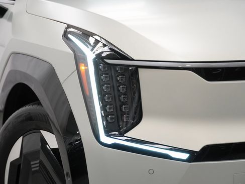 Used 2024 Kia EV9 Land image 5