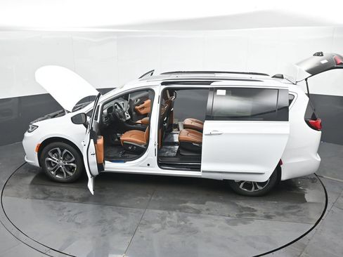 New 2026 Chrysler Pacifica Pinnacle w/ Trailer Tow Group AWD/4WD image 51