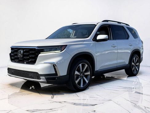 Used 2023 Honda Pilot Touring image 4