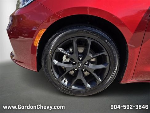 Used 2025 Chrysler Pacifica Limited image 11