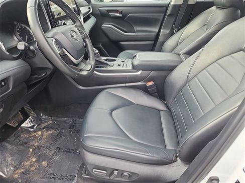 Used 2023 Toyota Highlander XLE image 30