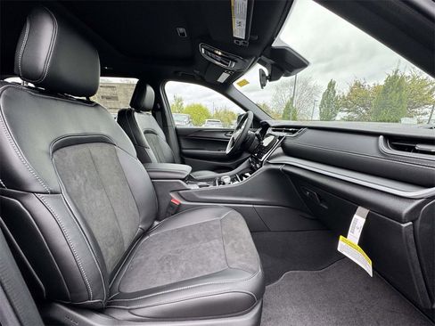 New 2025 Jeep Grand Cherokee 4WD image 16