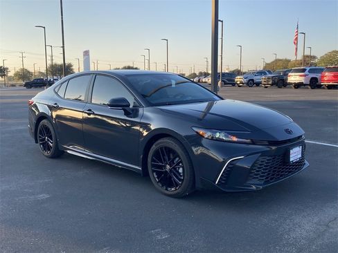 New 2026 Toyota Camry SE image 3