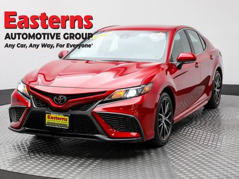 Used 2023 Toyota Camry SE image 1