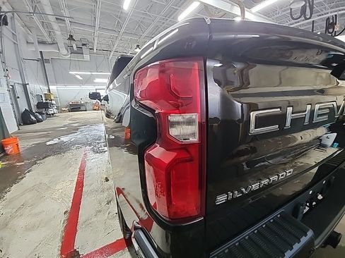Used 2019 Chevrolet Silverado 1500 High Country w/ Technology Package AWD/4WD image 12