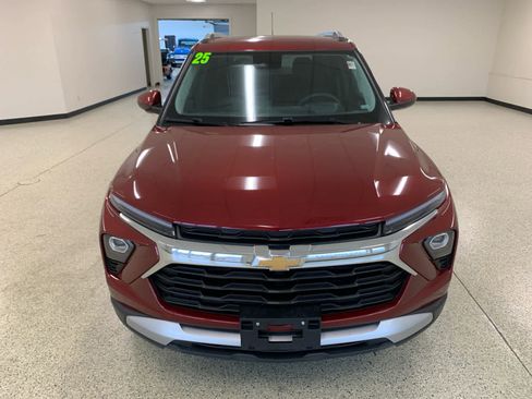 Used 2025 Chevrolet TrailBlazer LT image 2