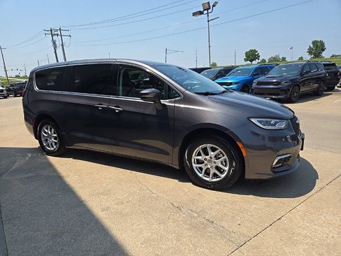 Used 2023 Chrysler Pacifica Touring-L FWD image 12