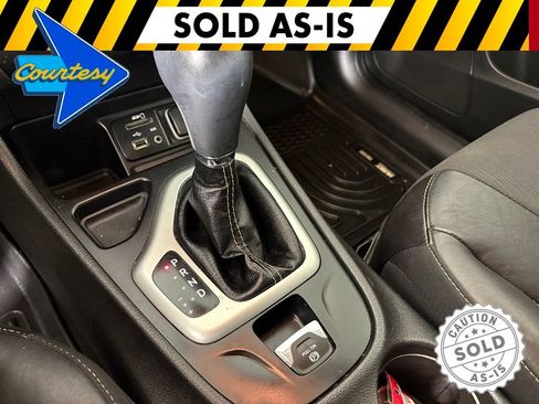 Used 2018 Jeep Cherokee Latitude Plus FWD image 34