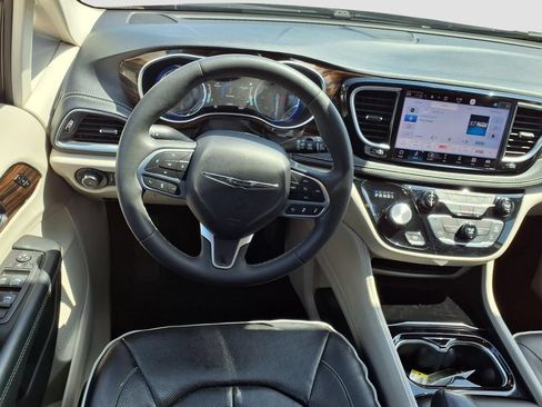 Used 2023 Chrysler Pacifica Limited FWD image 9