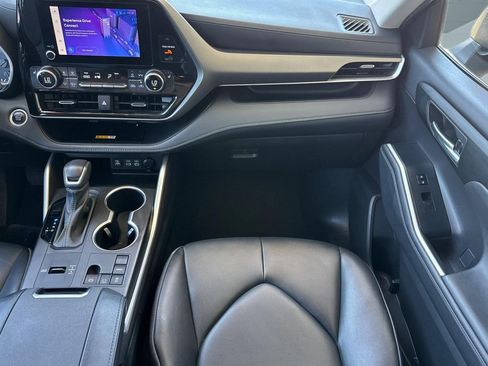 Used 2024 Toyota Highlander XLE FWD image 29