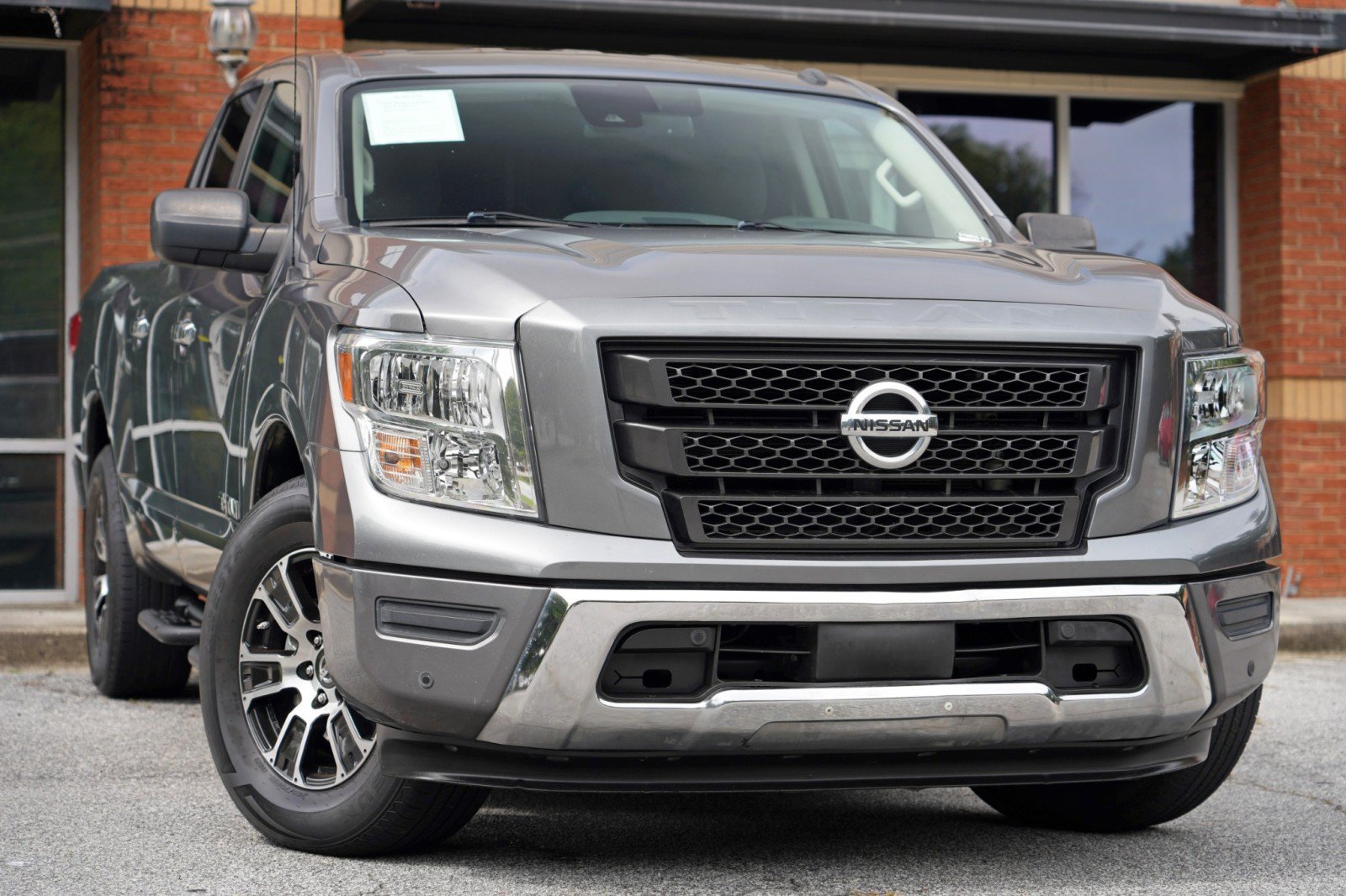 Used 2021 Nissan Titan SV w/ SV Convenience Package RWD image 2