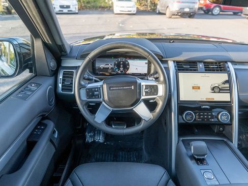 Certified 2024 Land Rover Discovery Dynamic SE image 13