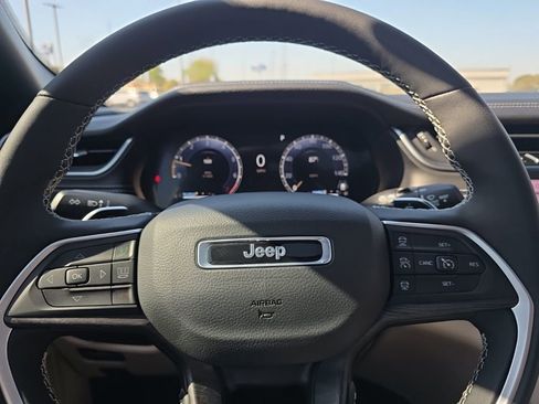 Used 2025 Jeep Grand Cherokee Limited RWD image 16