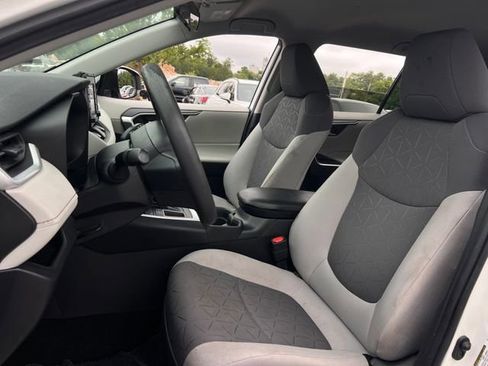 Used 2020 Toyota RAV4 XLE FWD image 13