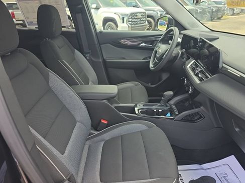 Used 2025 Chevrolet TrailBlazer LT AWD/4WD image 9